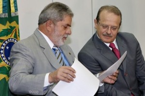 Presidente Lula e o ministro Tarso Genro durante cerimônia de sanção do Projeto de Lei que cria 230 varas da Justiça Federal. Foto: Domingos Tadeu/PR